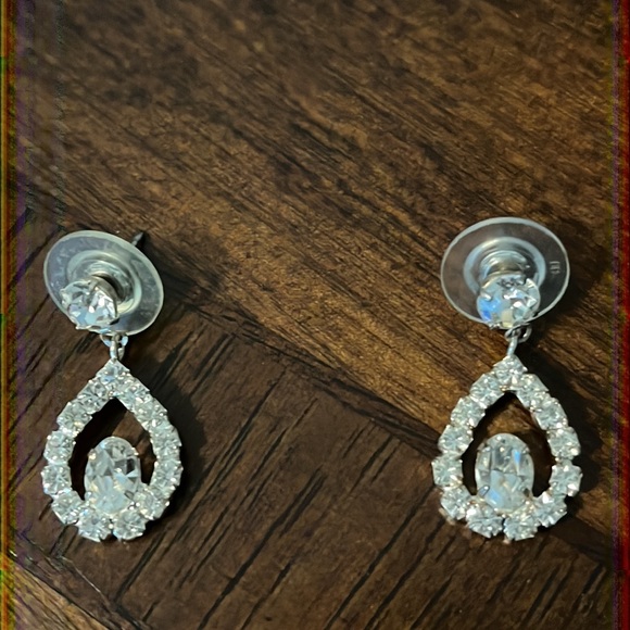 Beautiful vintage earrings. Nwot with stones. No flaws - Picture 2 of 2